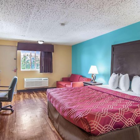 Econo Lodge Hotel Брэдфорд Экстерьер фото