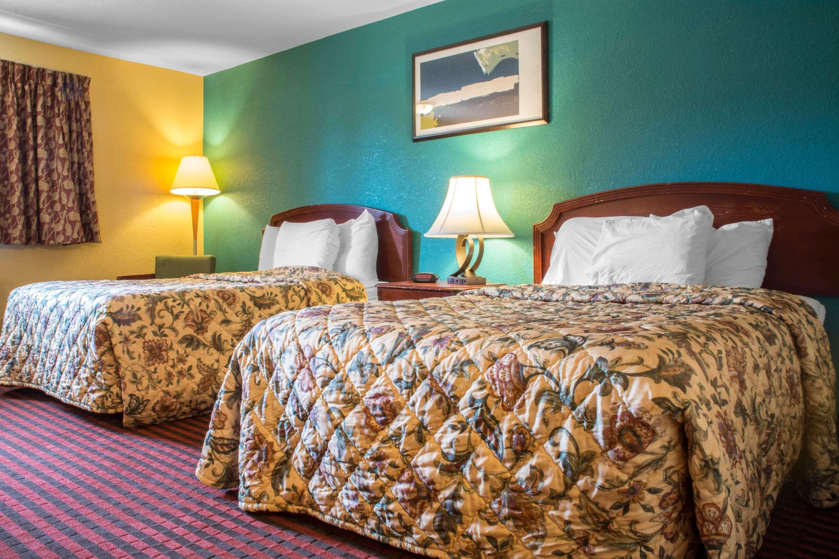 Econo Lodge Hotel Брэдфорд Экстерьер фото