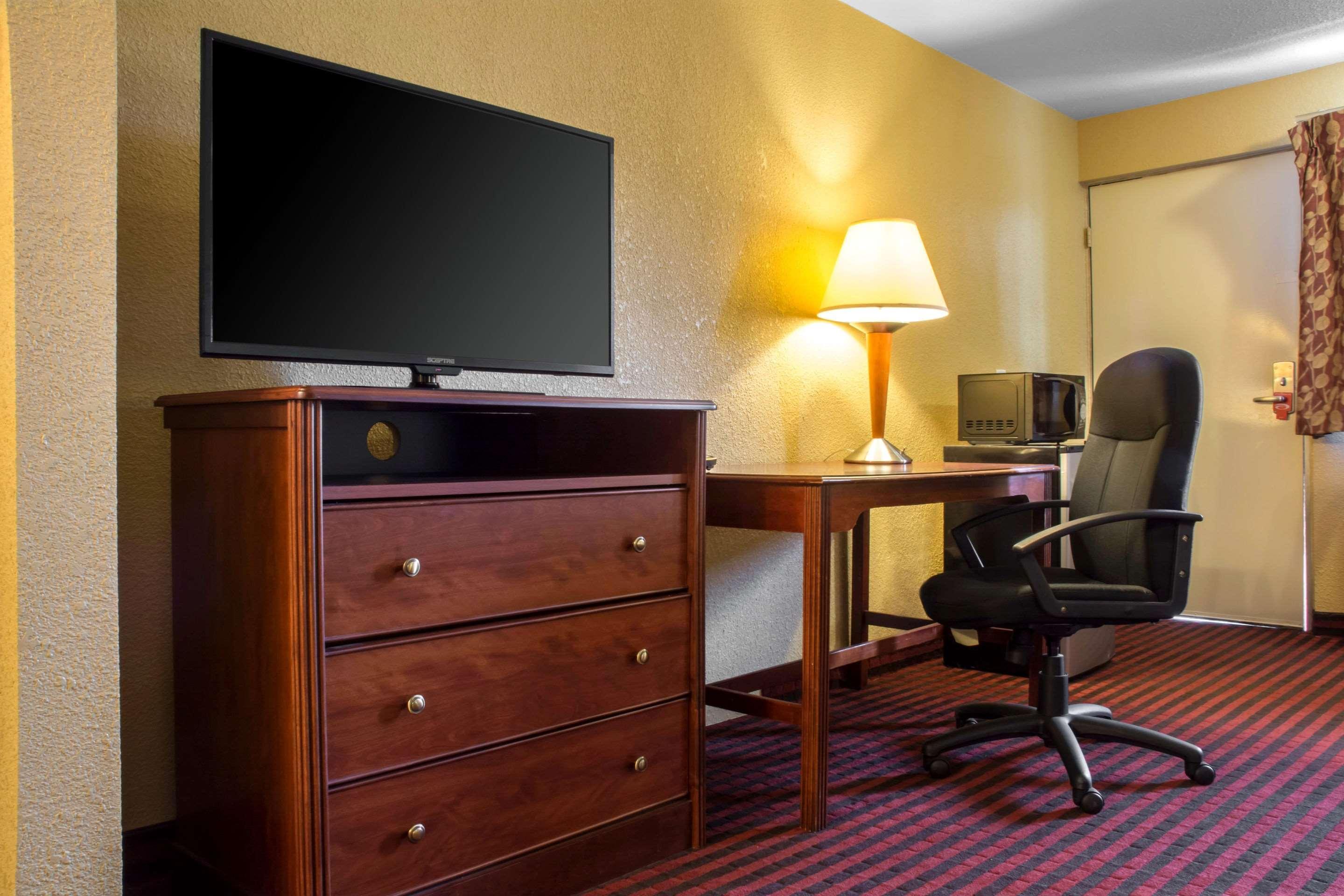 Econo Lodge Hotel Брэдфорд Экстерьер фото