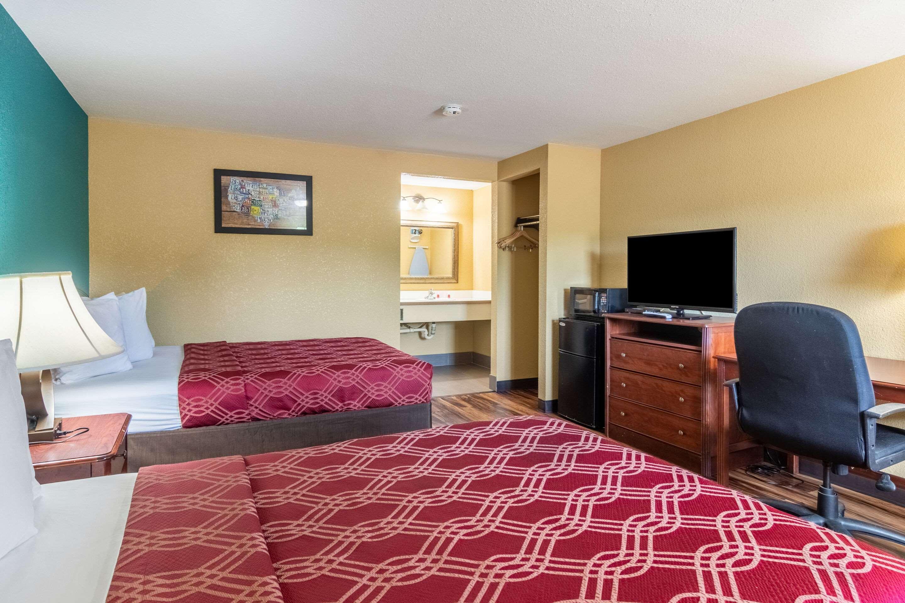 Econo Lodge Hotel Брэдфорд Экстерьер фото