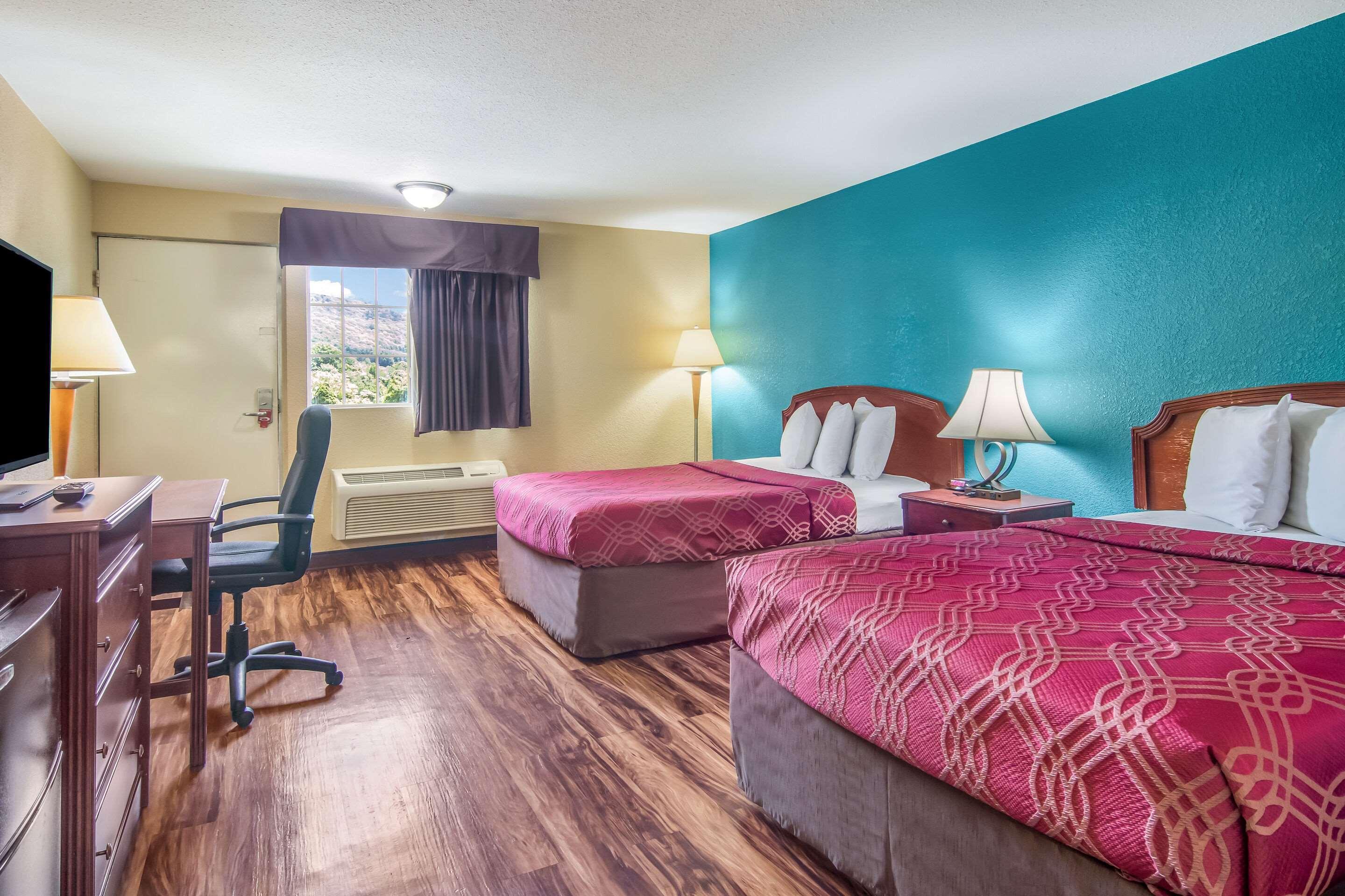 Econo Lodge Hotel Брэдфорд Экстерьер фото
