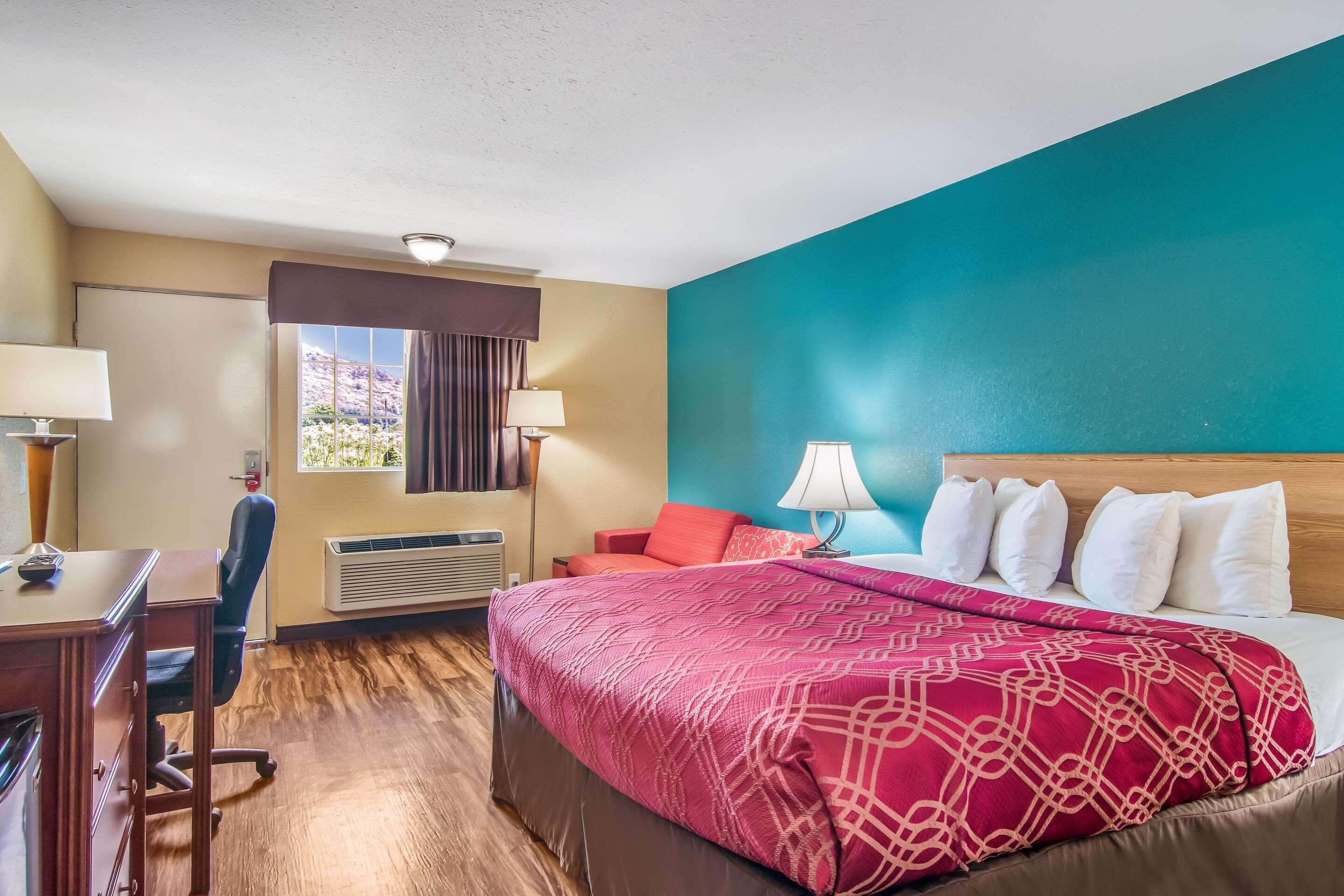 Econo Lodge Hotel Брэдфорд Экстерьер фото