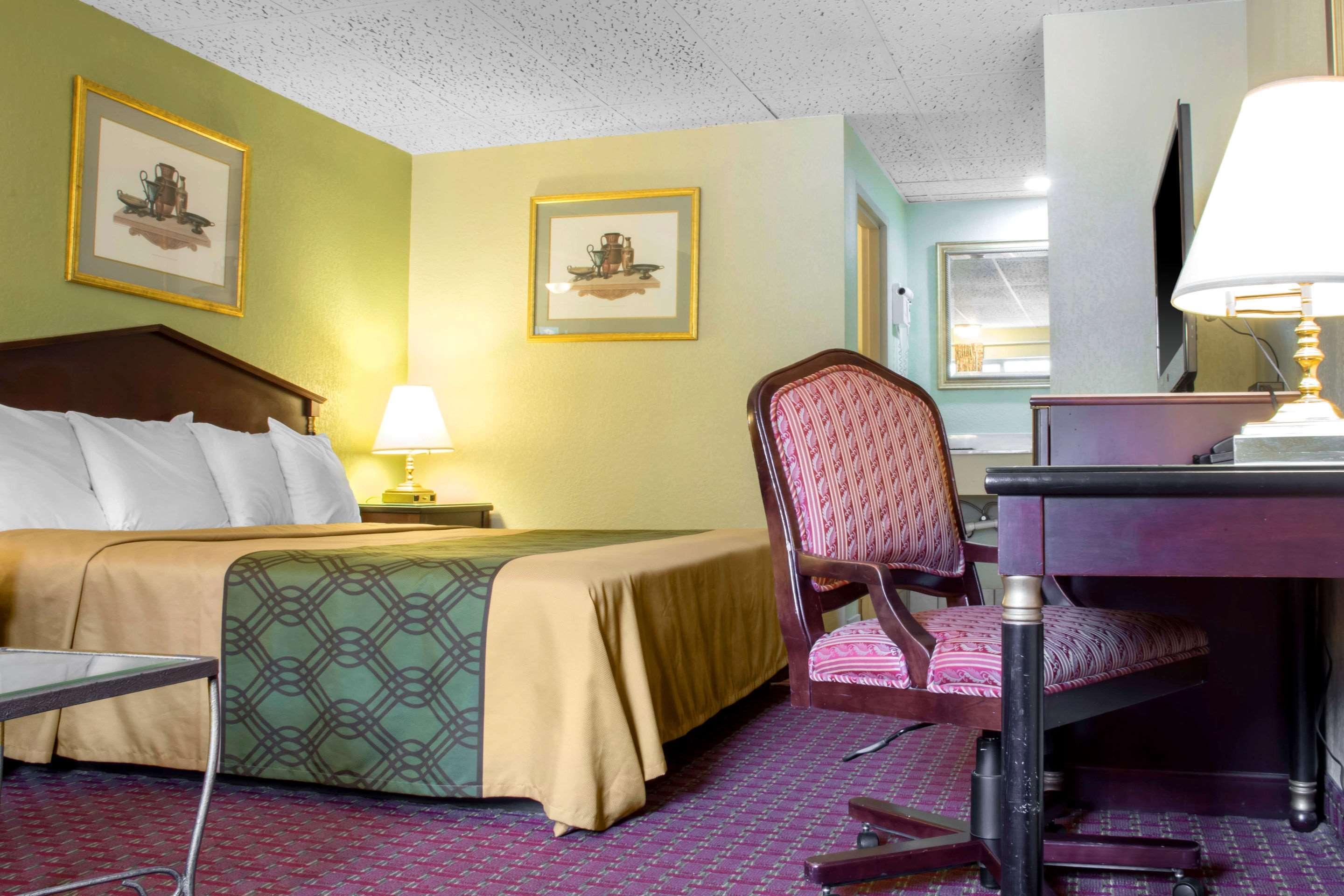 Econo Lodge Hotel Брэдфорд Экстерьер фото