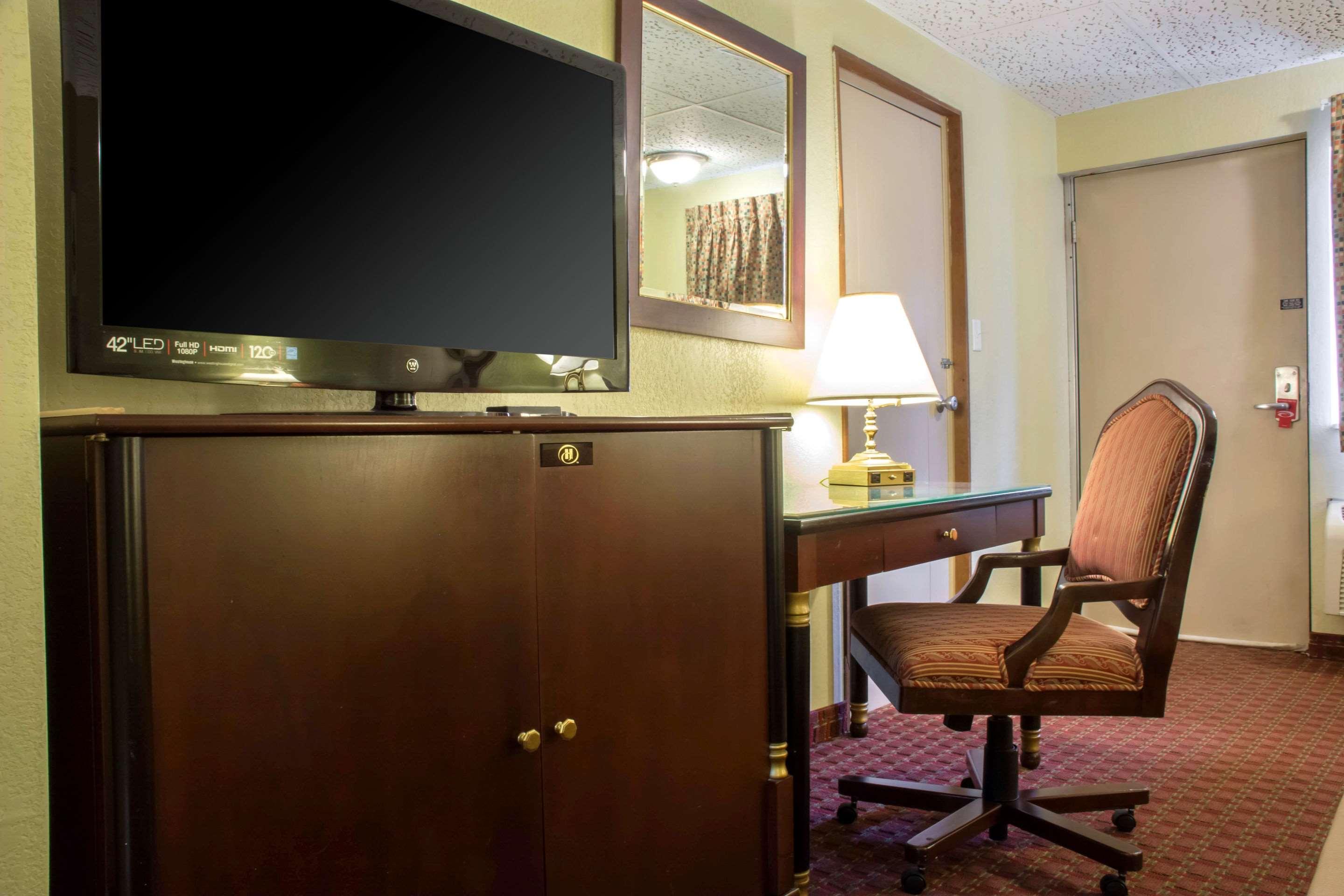 Econo Lodge Hotel Брэдфорд Экстерьер фото