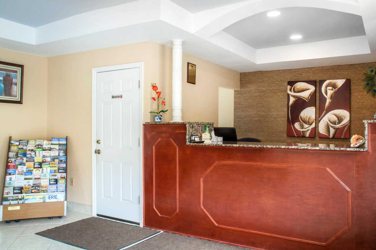 Econo Lodge Hotel Брэдфорд Экстерьер фото