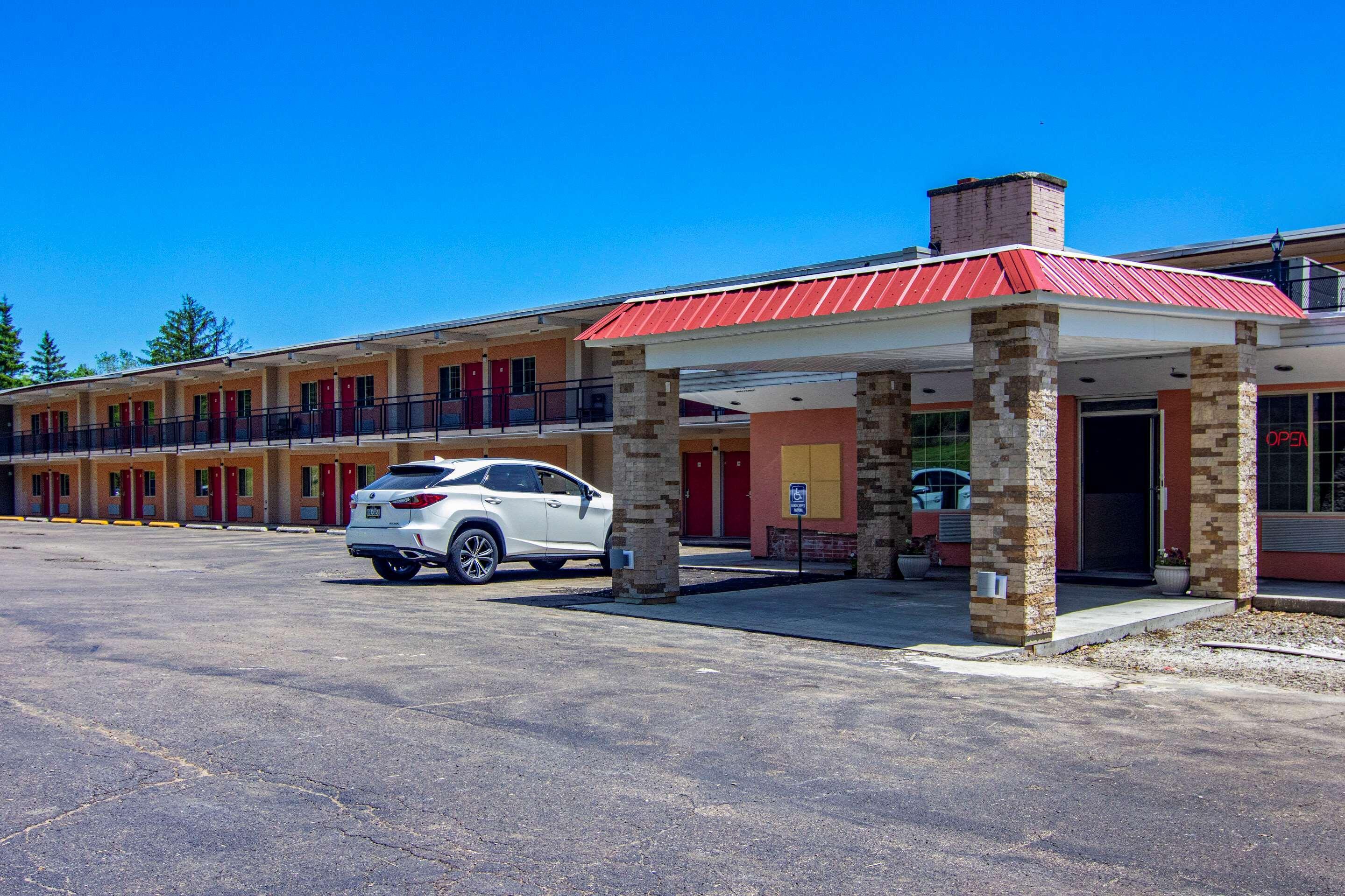Econo Lodge Hotel Брэдфорд Экстерьер фото