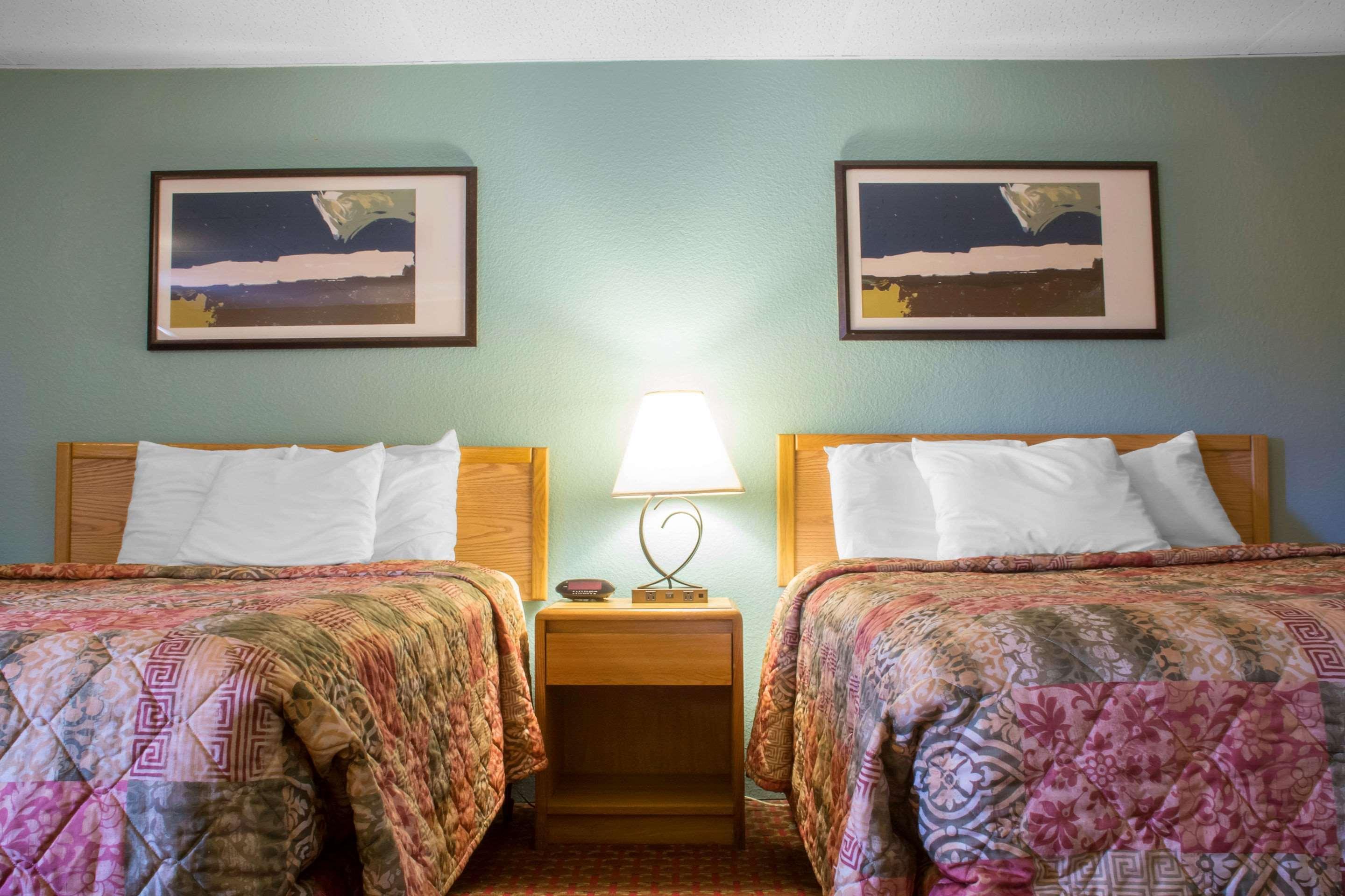 Econo Lodge Hotel Брэдфорд Экстерьер фото