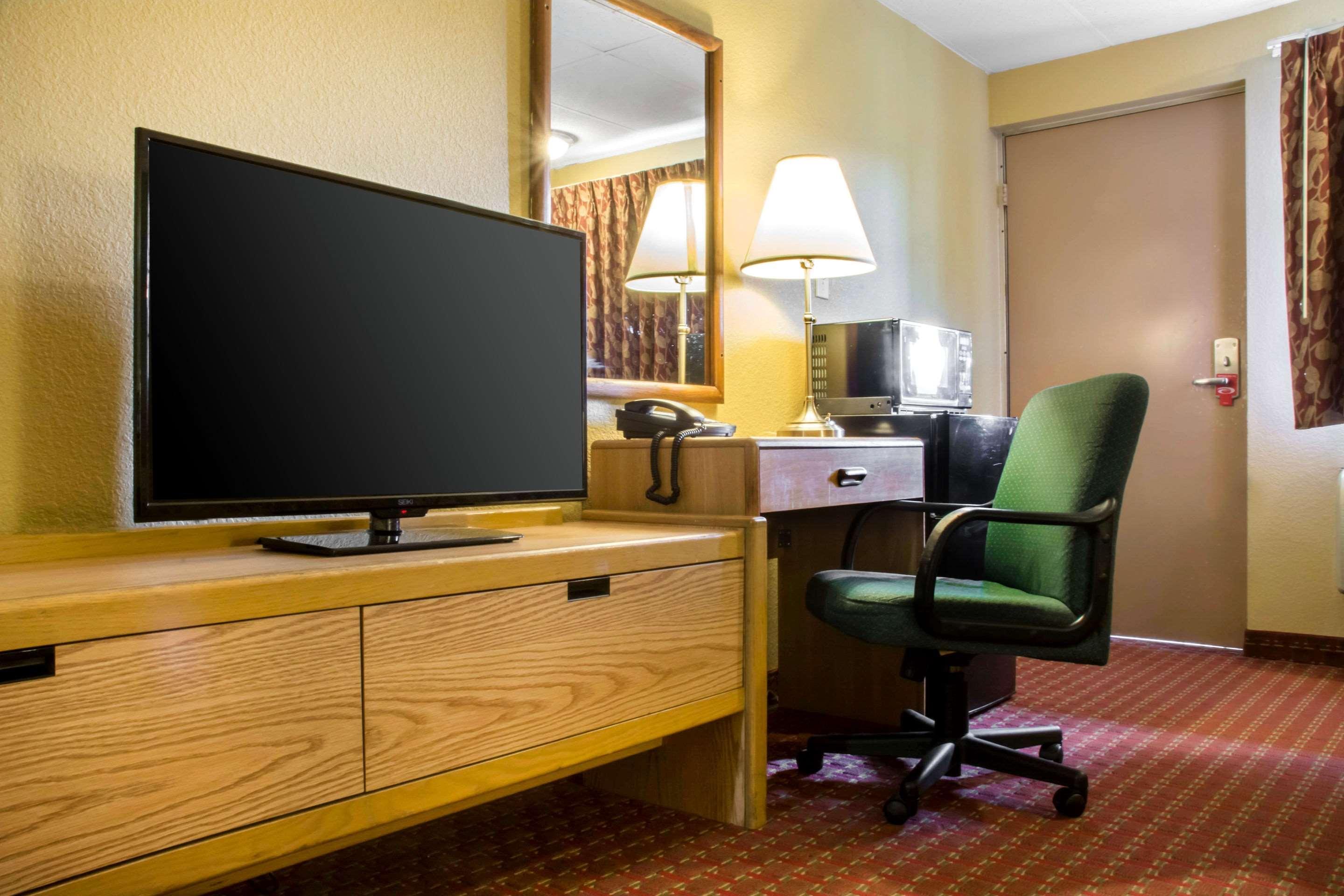 Econo Lodge Hotel Брэдфорд Экстерьер фото